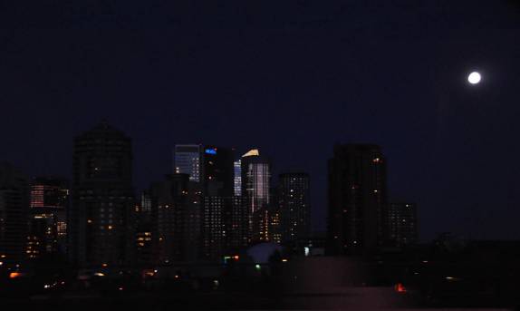 Calgary, no Canadá, em noite de lua quase cheia